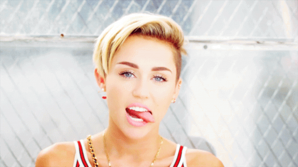 Miley už bude mít jazyk asi pořád vystrčený... chuděrka!